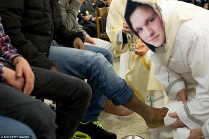 Создать мем: папа римский целует ноги заключенному, целует ноги, папа франциск моет ноги беженцам