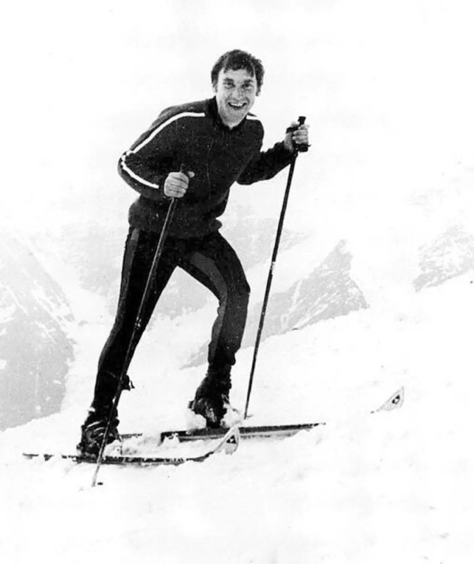 Create meme: Vysotsky on skis, vysotsky vladimir semyonovich, skiing 