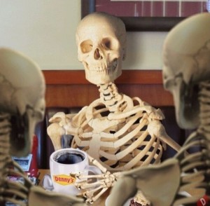 Создать мем: скелет пьет кофе, скелет хэллоуин, король артур