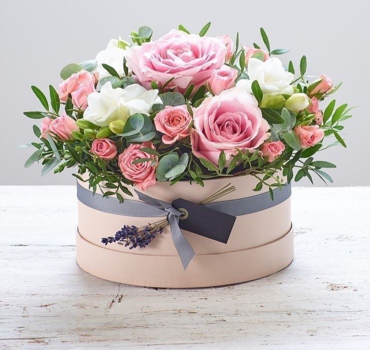 Create meme: bouquets in boxes, bouquet in a box, gorgeous flowers in boxes