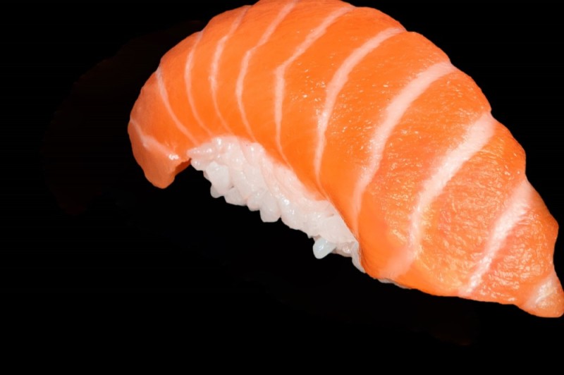 Создать мем: суши с рыбой сверху, нигири суши, суши с рыбой