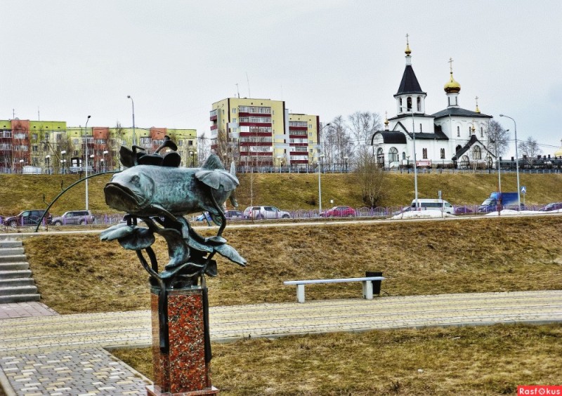 Create meme: monument to pike in Nefteyugansk, monument to the fish Nefteyugansk pike, Nefteyugansk attractions on the embankment