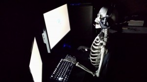 Создать мем: скелет геймер, скелет сидит за компом, скелет за компом