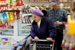 Создать мем: торговли, пожилые люди в супермаркете, пенсионеры