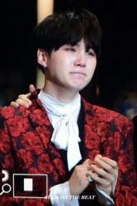 Создать мем: bts yoongi, плачущий юнги бтс, бтс шуга плачет