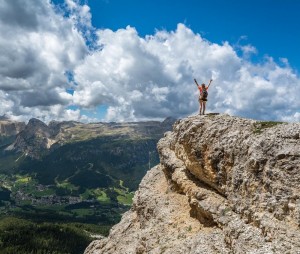 Создать мем: горы утро, человек на вершине горы, горы крыма