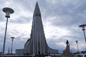 Создать мем: исландия, iceland, хатльгримскиркья статуя