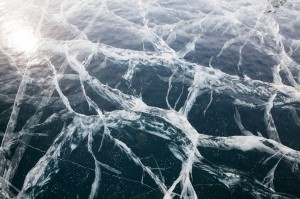 Создать мем: трещины на льду, треснувший лед, байкал зимой