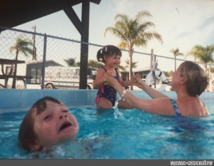 Создать мем: ребенок тонет в бассейне мем оригинал, мем мама с детьми в бассейне, мем где ребенок тонет в бассейне