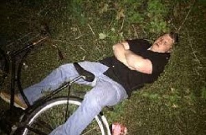 Создать мем: пьяный на велосипеде, на велосипеде, велосипед в лесу