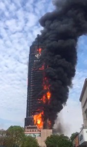 Создать мем: горит небоскреб в москве, пожар, пожар небоскреба в китае