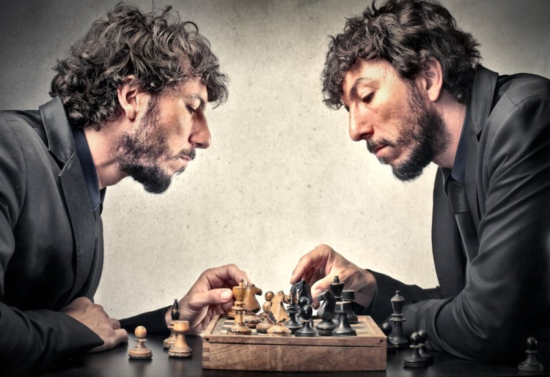 Создать мем: разговор с самим собой, умные шахматы, мужчина