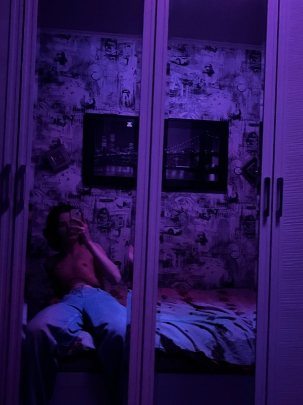 Создать мем: человек, комната неоновая, фиолетовая комната