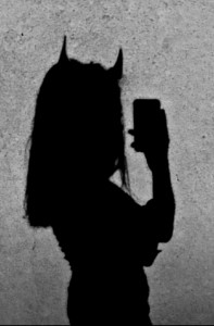 Создать мем: тень девушки с факом, темное изображение, 410×604