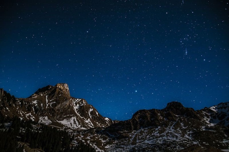Создать мем: природа, ночь в горах, звездное небо в альпах