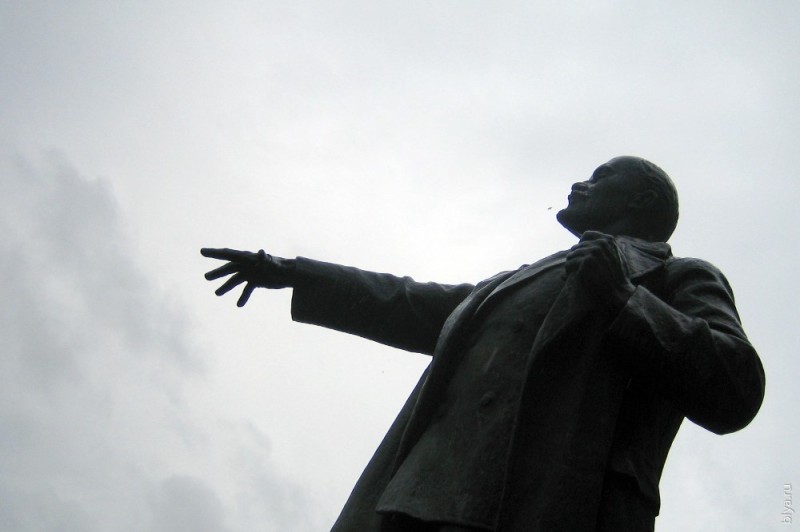 Create meme: Vladimir Ilyich Lenin , Lenin monument , monument to Lenin in narva