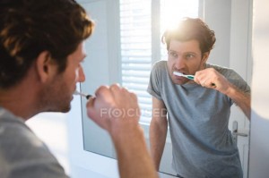 Создать мем: мужчина, электрическая зубная щетка philips sonicare flexcare platinum hx9112/12, мужчина у зеркала чистит зубы