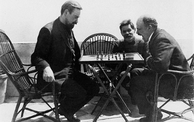 Создать мем: богданов ленин горький капри, богданов горький и ленин играют в шахматы 1908, владимир ильич ленин