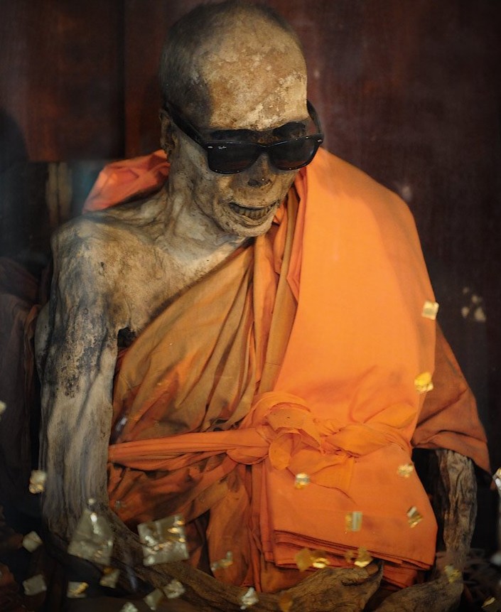 Создать мем: мумифицированный монах в таиланде, мумия монаха на самуи, сокусимбуцу