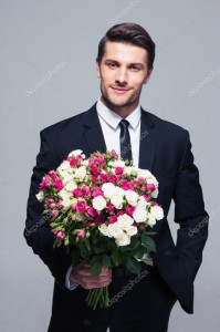 Создать мем: мужчина в костюме с букетом, парень с цветами, парень с букетом цветов