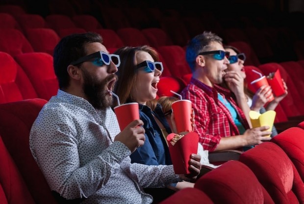 Создать мем: человек в кинотеатре с попкорном, предпочтения, мтс