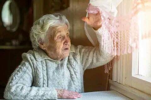Создать мем: пожилые у окна, пожилая женщина у окна, одинокая бабушка