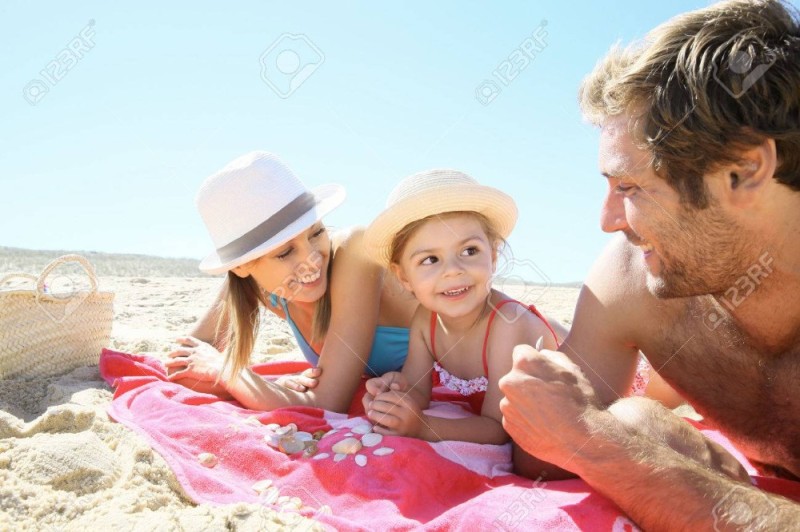 Создать мем: дочь на пляже, на пляже, папа с дочерью на пляже фотосессия