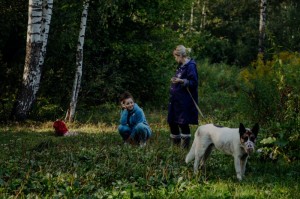 Создать мем: лабрадор, прогулка с собакой в парке, прогулки