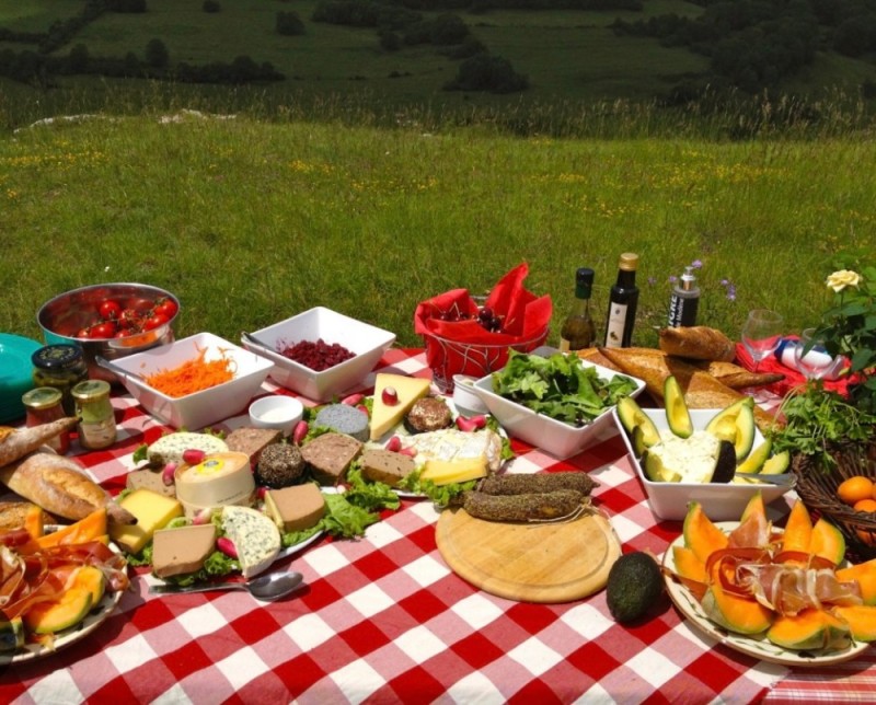 Создать мем: пикник в тоскане, стол на природе с шашлыками, пикник на природе еда