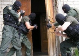 Создать мем: румынский спецназ, рейдерский захват, спецназ выбивает дверь