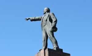Create meme: photo of a statue of Lenin in Kaluga, the monument to Lenin, monument to Lenin in Volgograd