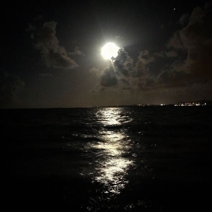 Создать мем: лунный свет, ночь, пляж ночью