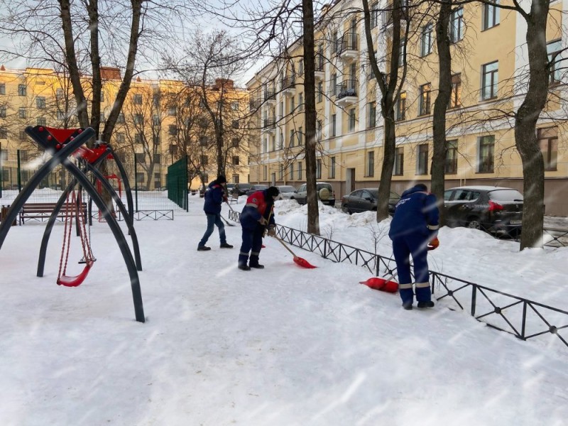 Создать мем: снег, каток на васильевском острове, улица