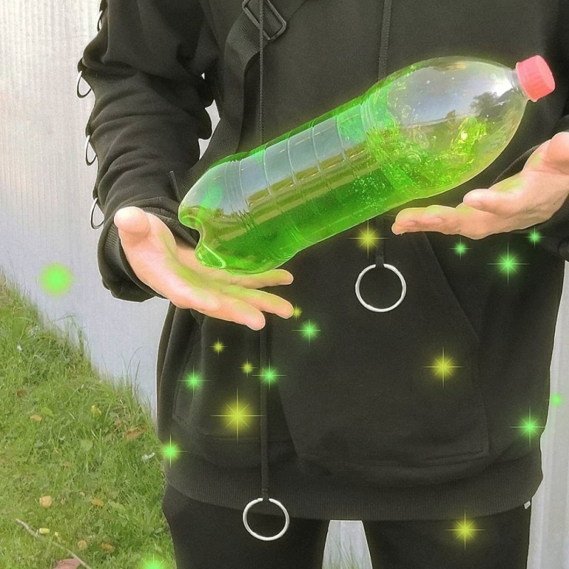 Создать мем: человек, маленькая пластиковая бутылка, пластиковая бутылка