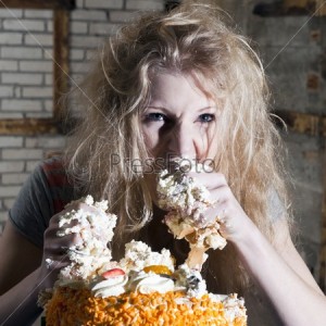 Создать мем: предметы на столе, девушка ест торт, компульсивное переедание