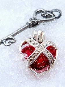 Создать мем: рубиновое сердце ювелирная брошь, ювелирные украшения, подарки сердца и драгоценности