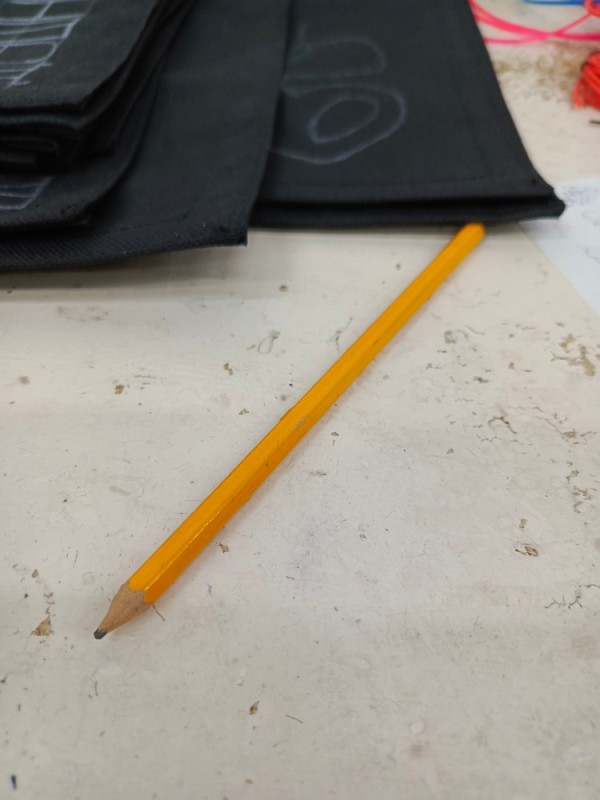 Создать мем: карандаш большой, карандаш чернографитный, желтый карандаш