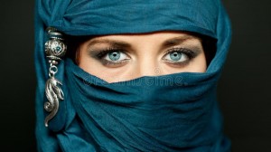 Создать мем: niqab, восточная женщина в платке, арабские девушки