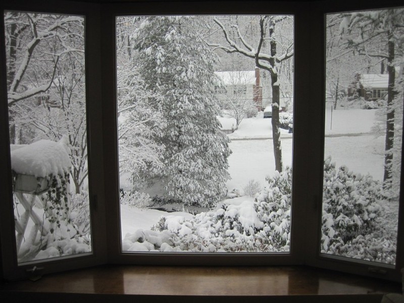 Создать мем: окно зима, зима из окна, снег за окном