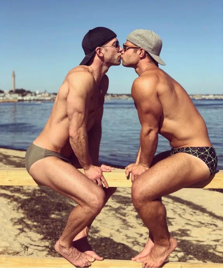 Фото геи парни на пляже
