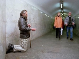 Создать мем: 13 октября 2011 года, бедность в россии, просит милостыню