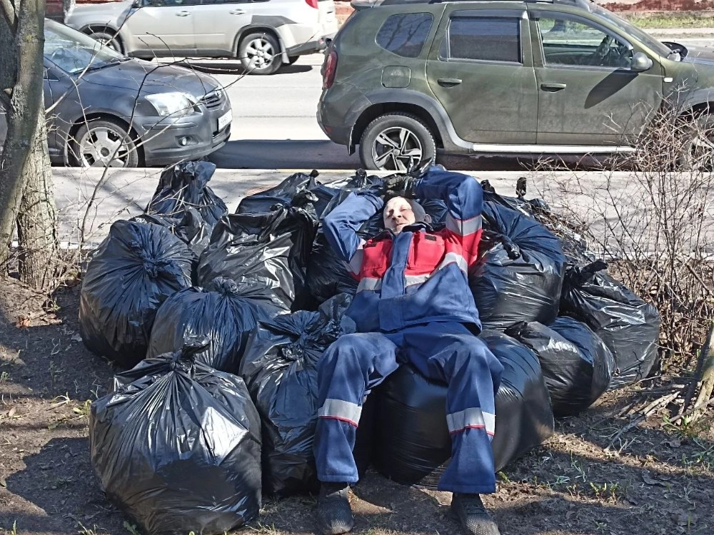 Создать мем: гора мусора, мешок мусора, уборка мусора