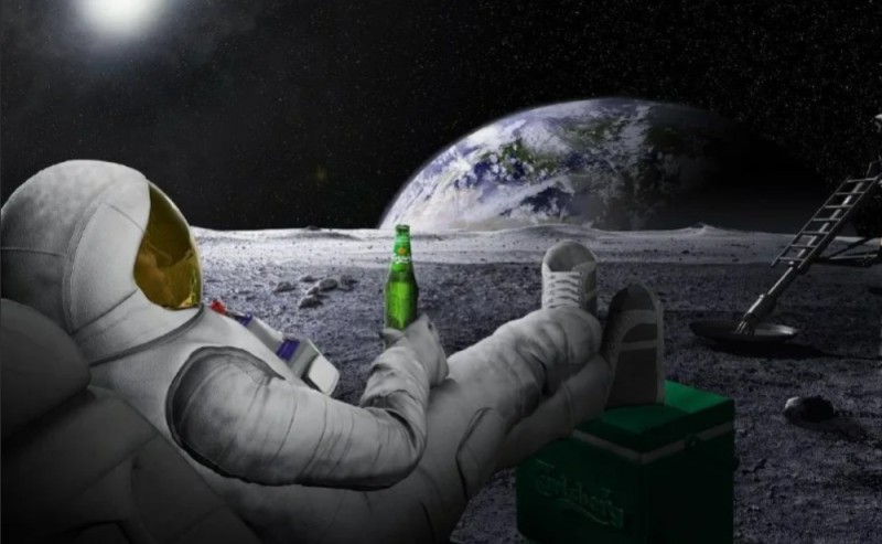 Создать мем: гранит науки, картина космонавт с пивом на луне, carlsberg космос космонавт