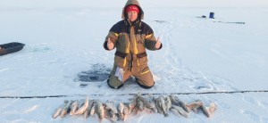 Создать мем: зимняя рыбалка на окуня, зимняя рыбалка, рыбалка на щуку зимой