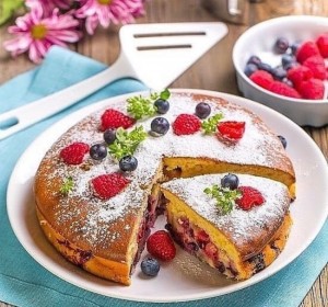 Создать мем: чизкейк украшенный ягодами, пирог с красной смородиной, фруктовый пирог