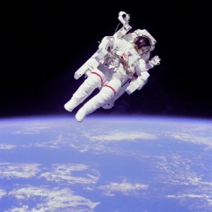 Создать мем: гравитация, жена космонавта, космонавт в очереди