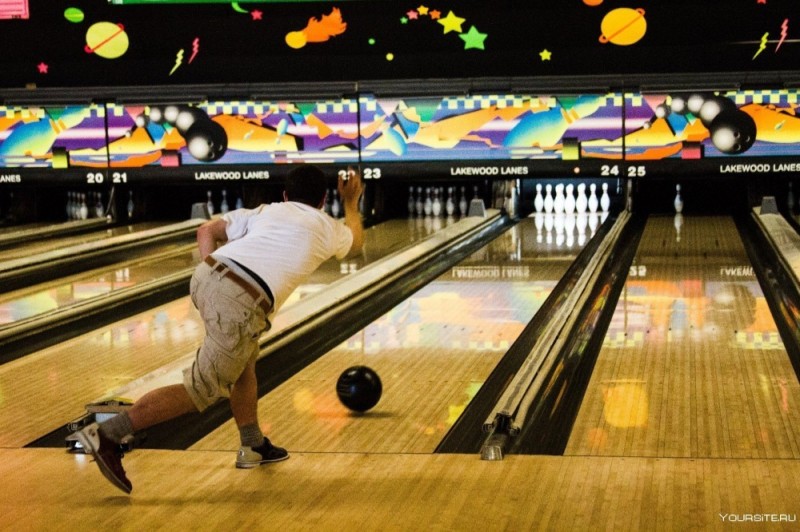 Создать мем: боулинг страйк, игра в боулинг, bowling alley