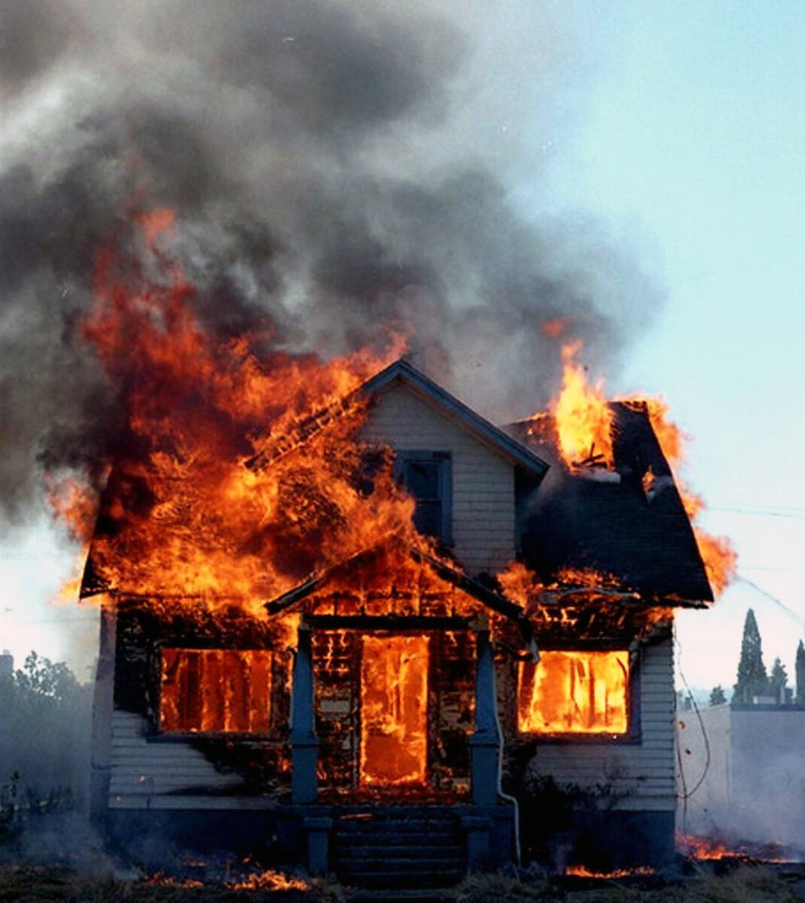 Создать мем: дом в огне, горящее здание, особняк «красная роза» (rose red), 2002