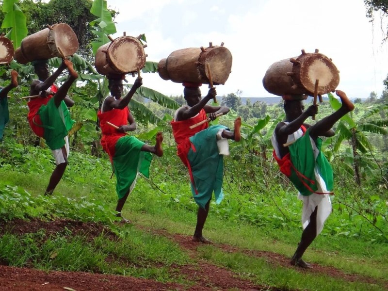 Создать мем: африканцы с барабанами, ритуальные танцы народов африки, в африке
