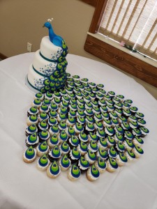 Создать мем: свадебный торт павлин с капкейками, свадебный торт павлин, свадебный торт в виде павлина